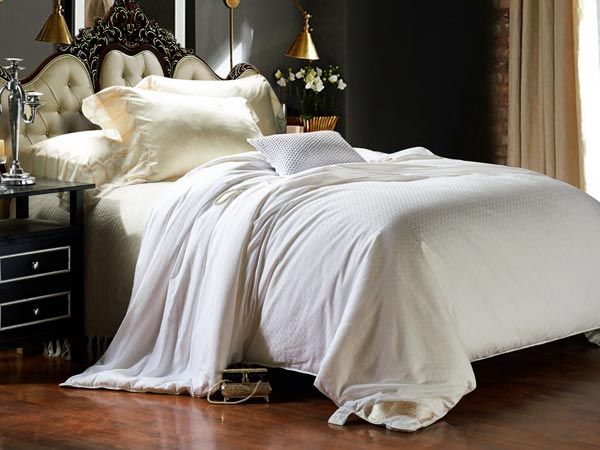 蠶絲為什么冬暖夏涼？